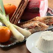 魚介類をはじめ、岡山のチーズ農家でつくられたリコッタチーズなど、食材の多くは国内より産地直送で仕入れています。特にこだわるのは境港の魚。いい魚が入れば、私の携帯電話に直接連絡が入ります。