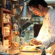 仕入れにおいて人と人との繋がりを大切にする精神は、サービスでも同様のスタンス。距離感のない気さくなもてなしは、おまかせのコースをつくるにあったても重要な役割を担うほか、ゲストの寛ぎの時間を演出します。