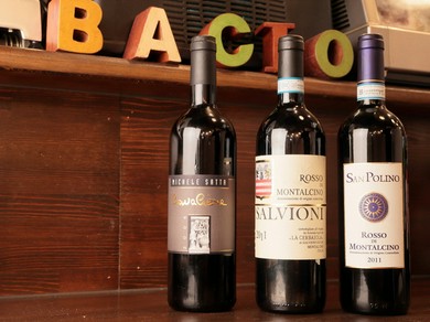 トスカーナワインを中心に500種ほどをストックするワイン