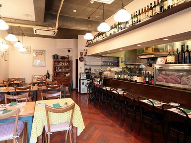 店内にはシェフが長年かけて集めたイタリアの調度品も