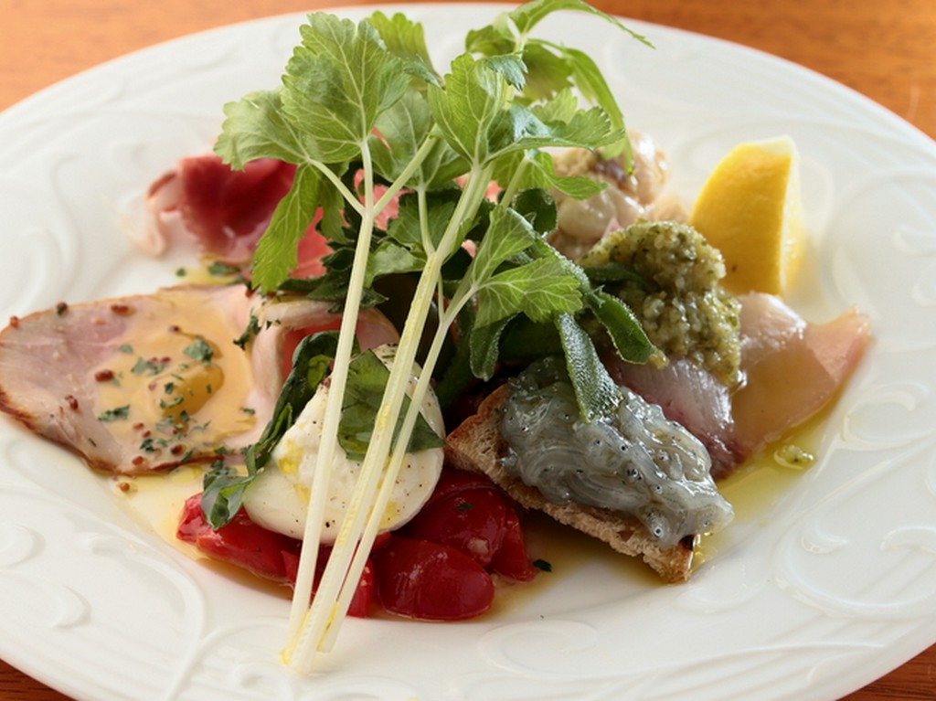 日替わりの5品がひと皿に盛られる『前菜の盛り合わせ』