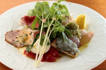 日替わりの5品がひと皿に盛られる『前菜の盛り合わせ』