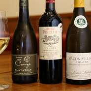 ワインはすべてフランス産にこだわっています。赤、白、ロゼ、泡と黒板に書かれるグラスワインは毎日、異なります。次に訪れた時にどんなワインと出合えるか？それもまた【La　Peche】の楽しみのひとつです。