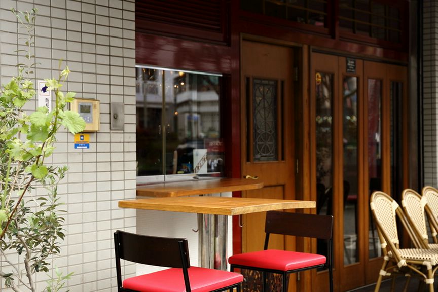 予約なしでもOKな店外カウンターが一人飲みには便利