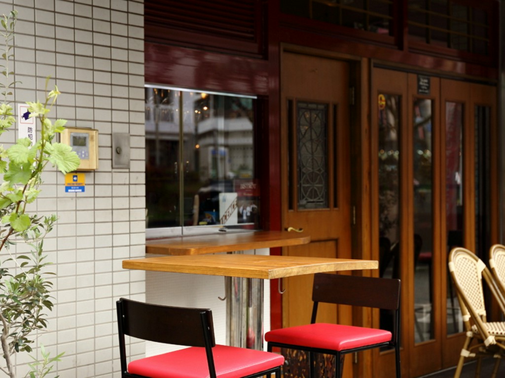 予約なしでもOKな店外カウンターが一人飲みには便利