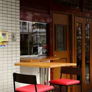 店の入口横には店外カウンターが用意されています。常連さんはこちらでワインを一杯だけオーダーしてさっと立ち去るなど、便利に使っています。予約が取りづらい人気店ですが、こちらは気軽な利用に最適です。