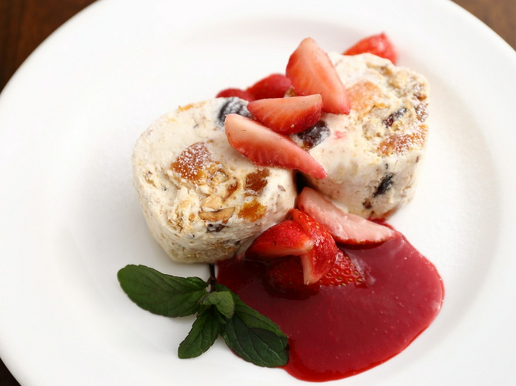 食後酒ともマッチ『ウッフ・ア・ラ・ネージュ（メレンゲとアングレーズ、キャラメルソース）』