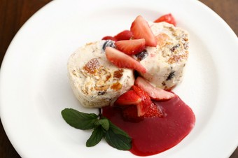 食後酒ともマッチ『ウッフ・ア・ラ・ネージュ（メレンゲとアングレーズ、キャラメルソース）』