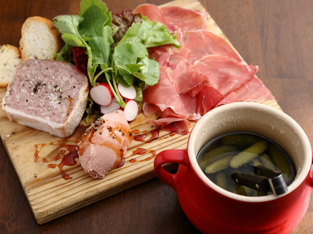 これを目当てに訪れる常連も多数！『レバームース、生ハム、自家製パテ、サラミ』