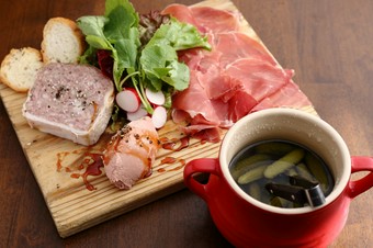 これを目当てに訪れる常連も多数！『レバームース、生ハム、自家製パテ、サラミ』