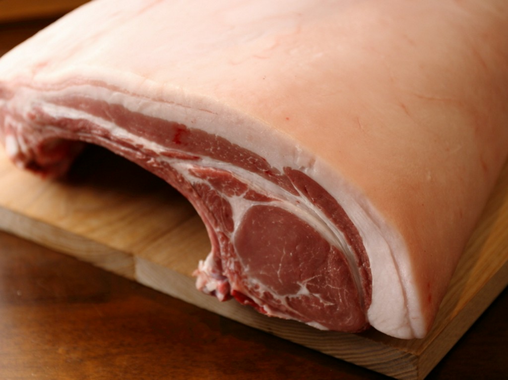 たっぷり味わってほしいから、こだわりの豚は塊で仕入れます