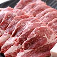 こだわりの肉はオーストラリア産チルドのラム肉を使用。さらに肩ロース肉のみを厳選するジンギスカン。理由は臭みがなく、赤身の柔らかさに定評があるから。クセのない味は老若男女問わず好評です。
