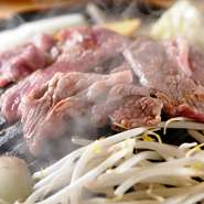 厳選したオーストラリア産ラムの肩ロースのみを使用。やわらかい肉は臭みがなく、専用鍋で旨みを吸った野菜と一緒に味わうと絶品です。