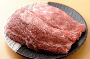 肉は注文次第、一枚一枚カットしています