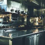 店内は立席であれば70人ほど、着席で42人が入れるスペースです。ウエディングパーティーでのご利用などもウエルカムです。北海道らしい食材を使ったコースで披露宴を盛り上げます。