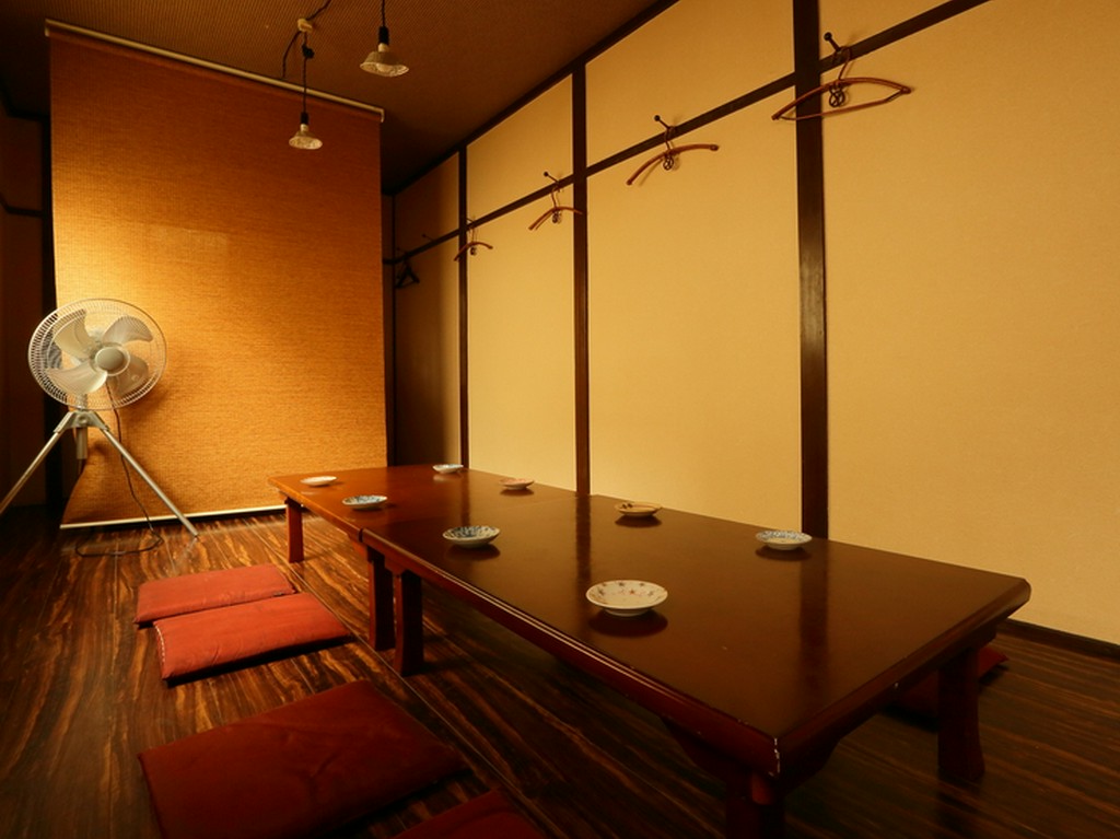 落ち着いた時間が過ごせる完全個室の二階席は、宴会にもおすすめ