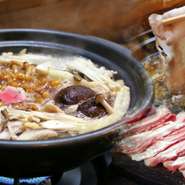 自慢の『豚と茸の辛鍋』生でも食べられるほど新鮮な『熊本直送　馬刺し3種盛り』など、ファンを魅了し続ける「山肴野蔌　杏月」で歓送迎会はいかが？人気メニューを含むコースは5500円。ぜひ早めのご予約を。