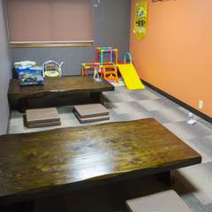 遊具も用意されお子様も大歓迎。地域住民に愛されているお店