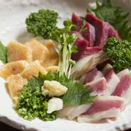 料理長の故郷である熊本から直送。本赤身、フタエゴ、タテガミをはじめとした新鮮な馬肉をニンニクやショウガ醤油でいただきます。