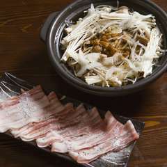 たっぷりキノコの出汁が絶品。そばで〆たい『豚と茸の辛鍋』