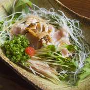 料理長の出身地である熊本から直送された「大王鶏」をタタキで。軽く炙って甘みが増した半生を、ポン酢か自家製ワサビで味わえます。