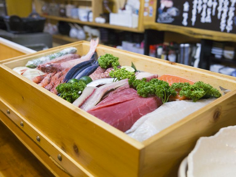 自らの目利きや旧知のつながりを通じて仕入れた新鮮な食材が命