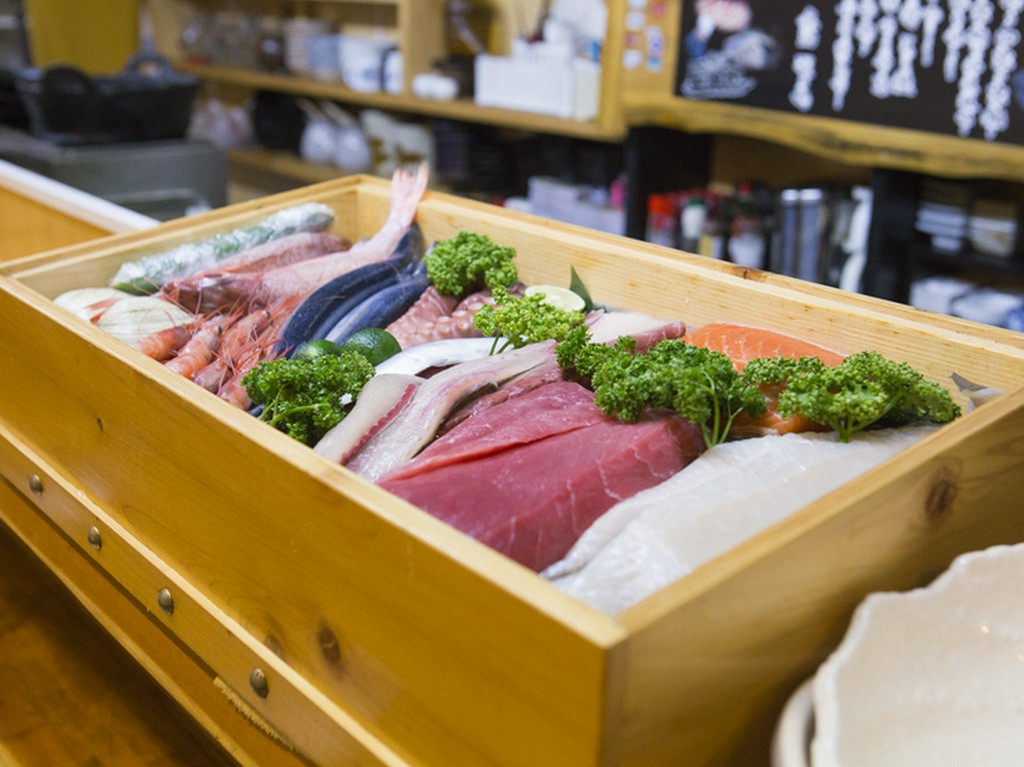 自らの目利きや旧知のつながりを通じて仕入れた新鮮な食材が命