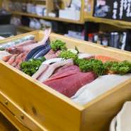 料理長自らが大阪の東部市場に足を運んで、その目利きで吟味。また、故郷である熊本から旧知のつながりを通じて直送した馬肉や「大王鶏」は、どれも生でいけるほど新鮮です。