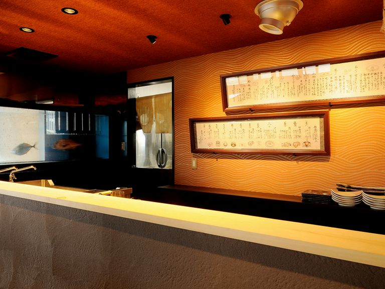 料理の鮮度にこだわり、いけすとオープンキッチンを導入
