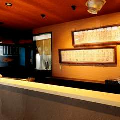 料理の鮮度にこだわり、いけすとオープンキッチンを導入