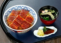 ＜うなぎの量：4切れ　ごはんの量：300g＞吸物を肝吸か味噌汁に変更して　4,500円／季節のミニサラダとセットで　4,750円／茶碗蒸しとセットで　4,770円／海老と野菜天ぷらとセットで　4,870円