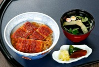 ＜うなぎの量：3切れ　ごはんの量：200g＞吸物を肝吸か味噌汁に変更して　3,400円／季節のミニサラダとセットで　3,650円／茶碗蒸しとセットで　3,670円／海老と野菜天ぷらとセットで　3,770円