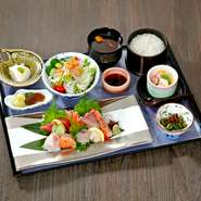 刺身5種、天ぷら海老2本、野菜5種