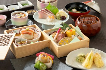 心温まる冬の贅沢御膳をこの機会にぜひご賞味下さい！

冬の彩り玉手箱「華」は1ドリンク付きです。