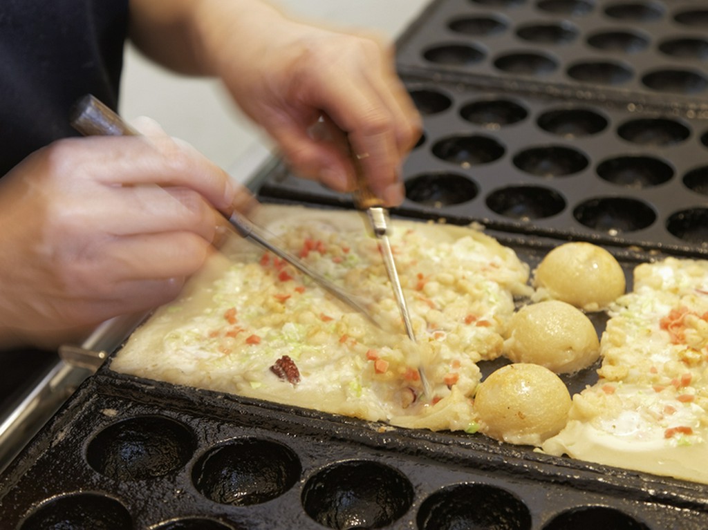 好みの具材を入れて、自分で焼いたたこ焼きが食べられる