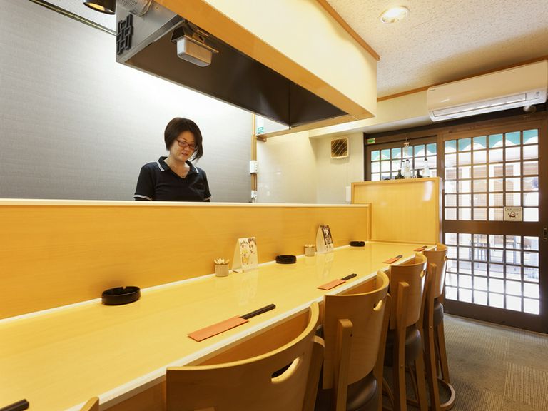 1人でも気軽に立ち寄りやすい、居心地の良いカウンター席