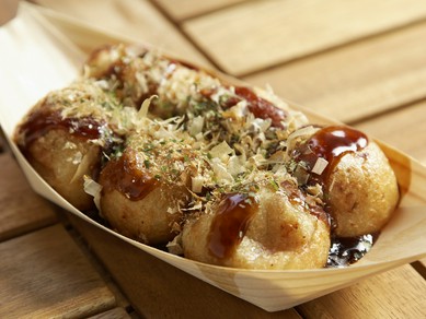 公園や家など、好きなところで焼きたてを味わう『たこ焼き（テイクアウト）』