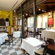 通りに面した1階は、高い天井が開放的なダイニング席です。2階は、キッチンの臨場感が味わえる「シェフズ・テーブル」。地下は大人の隠れ家的な空間で、接待や少人数のパーティーに。シーンによって様々に活用を。