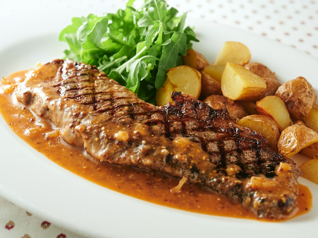 グラスフェッドビーフの上質な赤身のみを使用した『牛ロースのグリエ』