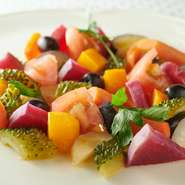 旬の野菜をふんだんに、それぞれの味わいが引き立つ調理法で仕上げられたサラダです。