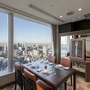 東京のパノラマ景色を独り占めできる完全個室。とっておきの会食、ディナーにおすすめのお部屋です。
