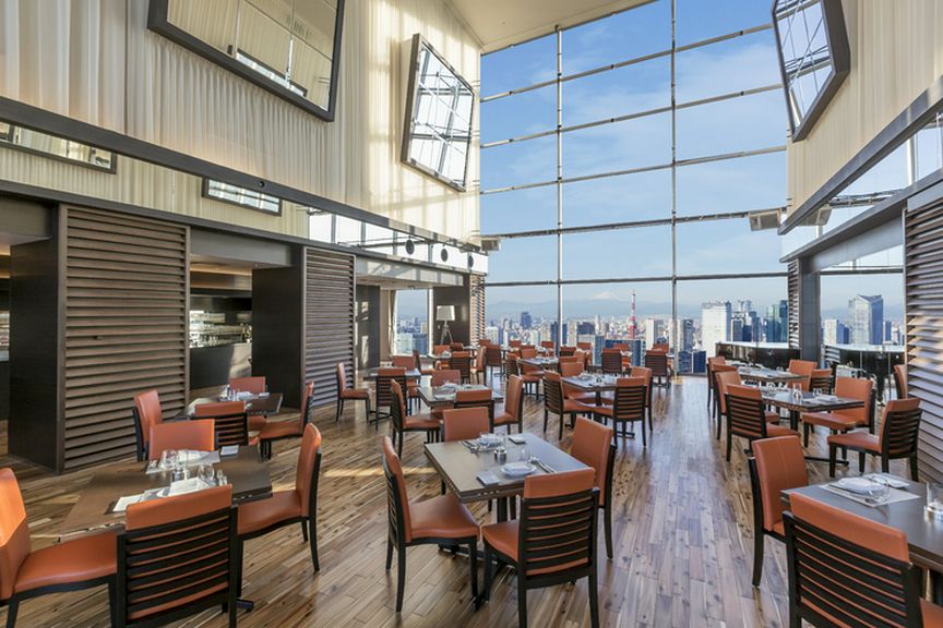 地上221mのテラス。天井高13mのガラス張フロア。絶景が包む空間