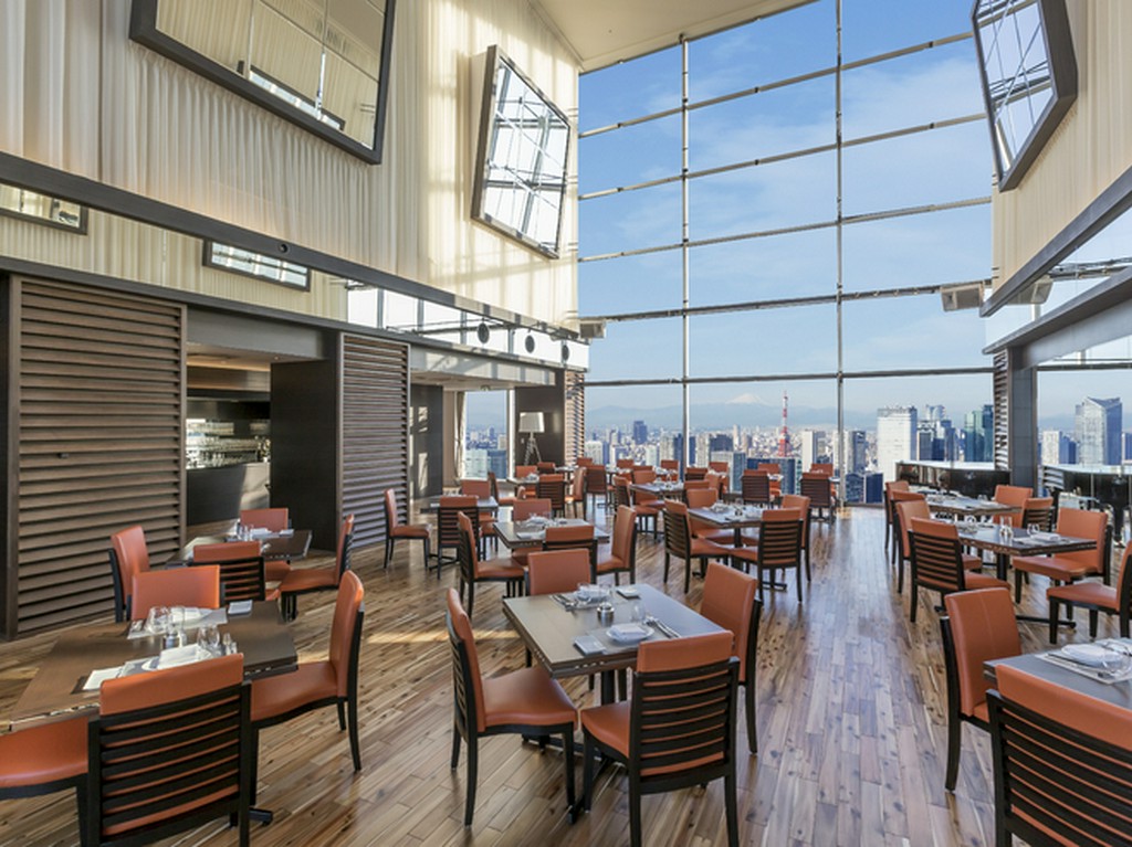 地上221mのテラス。天井高13mのガラス張フロア。絶景が包む空間