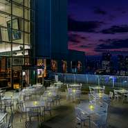 夏はビールやシャンパン、秋はワインと共に、眼下に広がる絶景をお楽しみください。東京タワー、東京スカイツリー共に、遮るものなくご覧いただけます。
