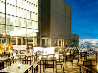 日暮れから夜にかける時が絶景ポイント。地上221mテラスで乾杯！