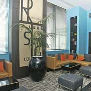 オレンジとブルーの配色がスタイリッシュかつ軽やかな印象です。満席でお待ちいただくときにも快適にお過ごしいただけます。