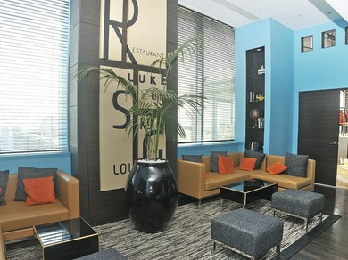 ブルーを効果的に配したモダンな空間