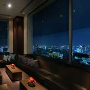 ビジネスの会食・接待・記念日のデートに適した個室、セレモニーやパーティが可能な30名様ほどで利用できる「スカイラウンジ」がございます。