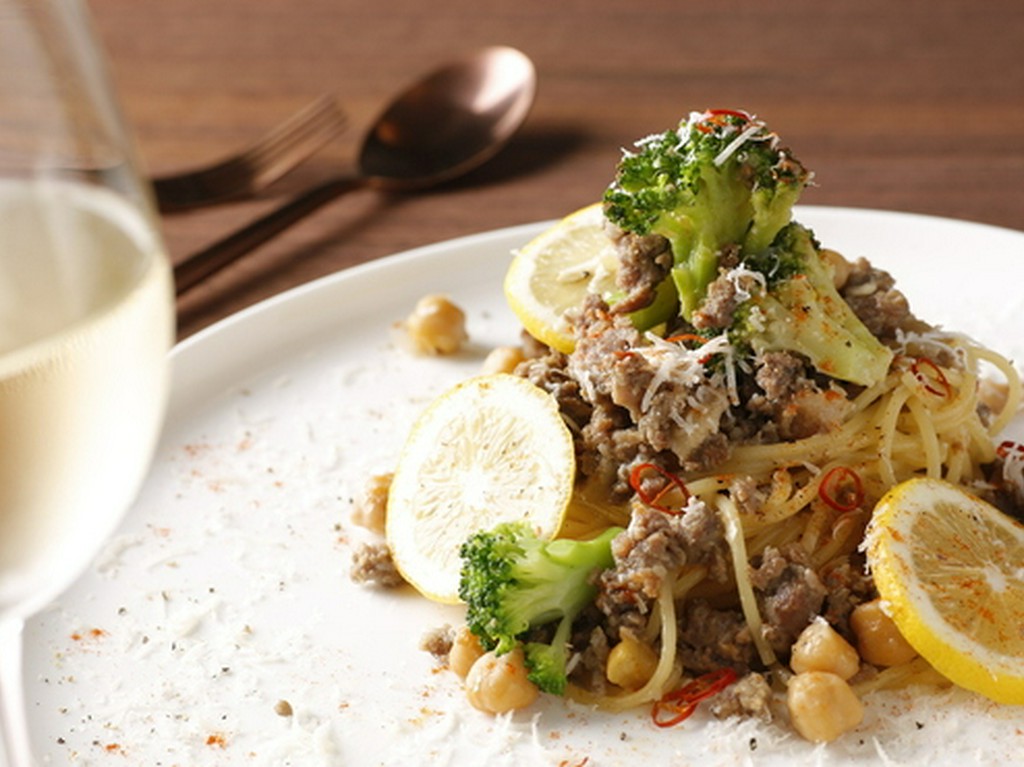 東京の夜景をこだわりの料理とともに。