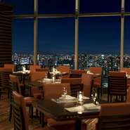 地上47階の窓側席から夜景を一望できるプラン。東京タワー側とスカイツリー側のどちらかをお選びください